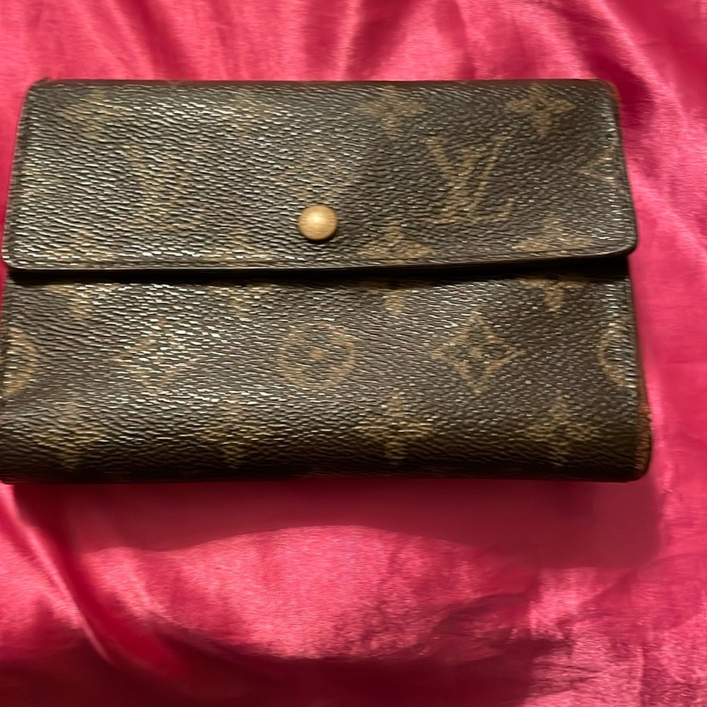 Louis Vuitton Paris Made In France  Has Rubbing On All The Corners